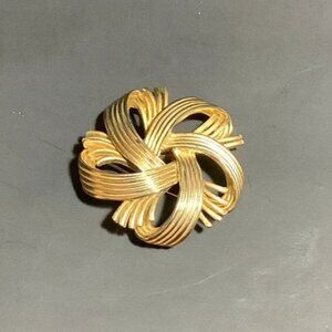 LISNER BROOCH Gold Tone Swirl Knot Design 2" Round 34 gram Excellent Condition!
